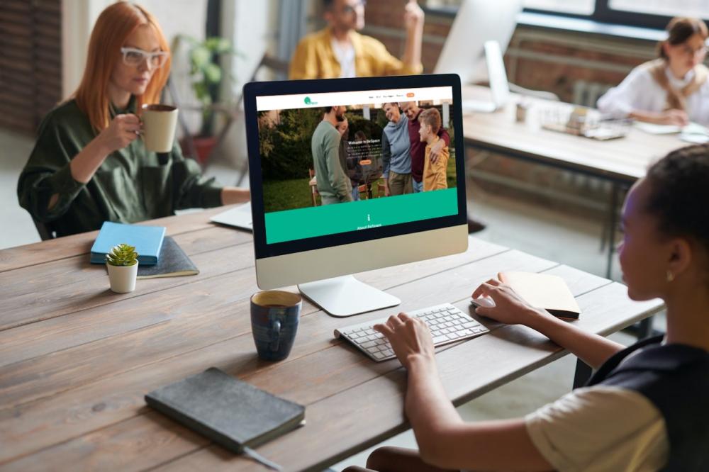 Person looking at the BeSpace website on a iMac screen in a shared office environment